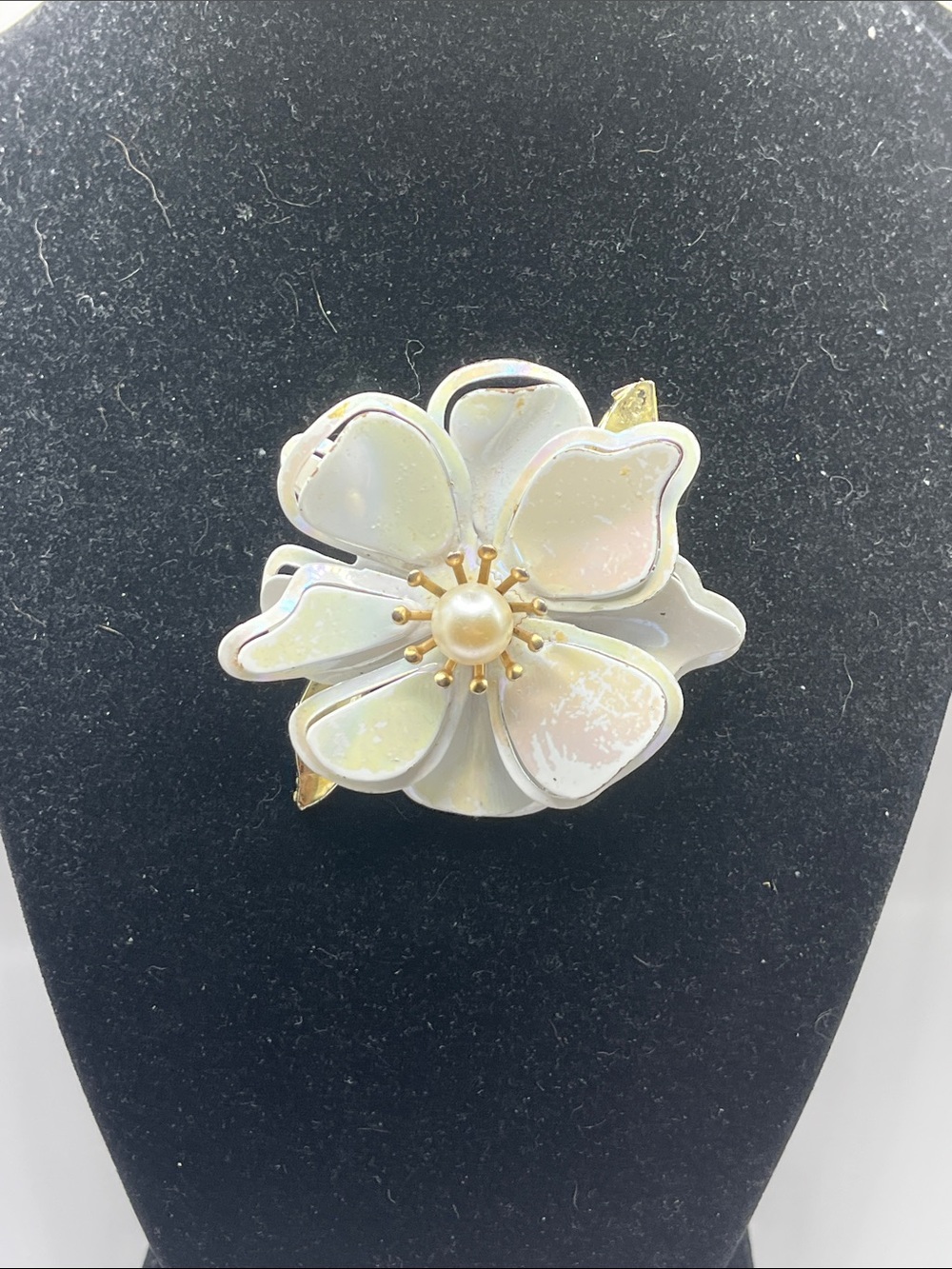 Vintage Retro Pin Broch Metal Enamel Flower White and Gold